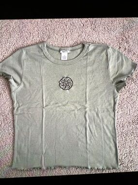 Rue21 Light Olive Green Short Sleeve Tee with Center Floral Patch